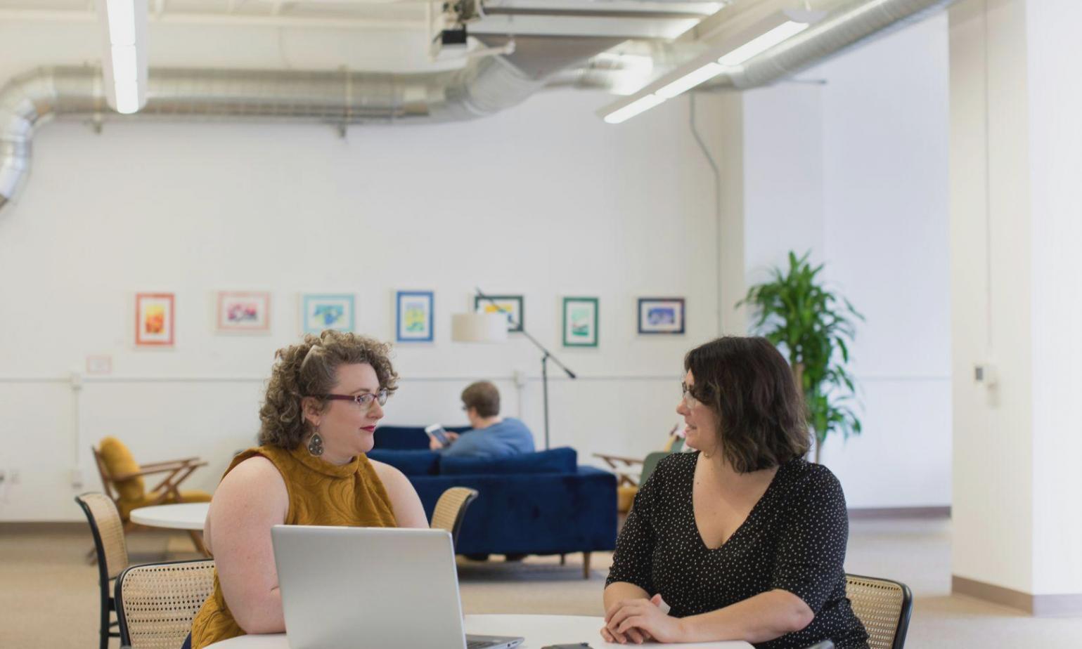 Arbeitsplatz mit Laptop und Finanzunterlagen während der Startup-Phase