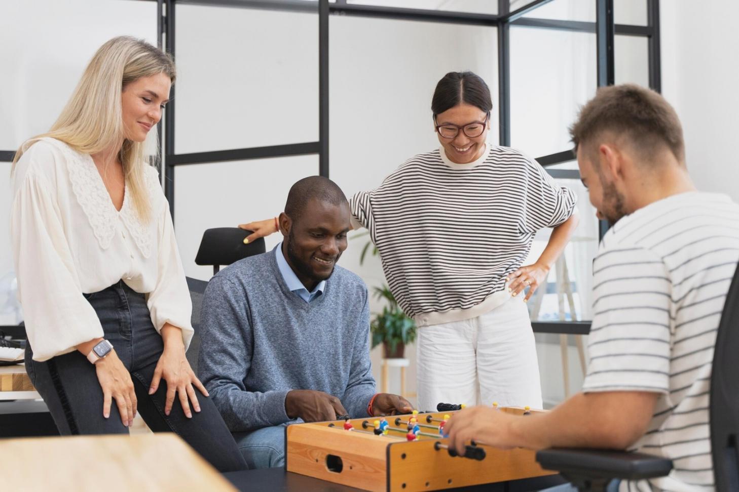 Startup-Gründer bei der Finanzplanung im modernen Büro